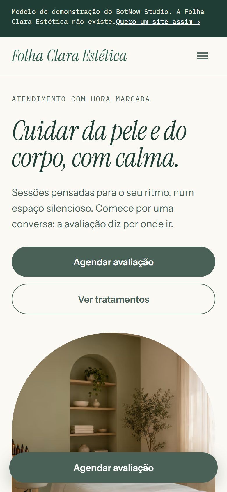 Início do site no celular, com o botão Agendar avaliação fixo no rodapé da tela